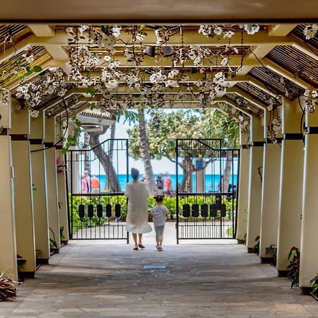 Aston Waikiki Beach Tower Honolulu Eksteriør bilde The entrance to the Moana Surfrider