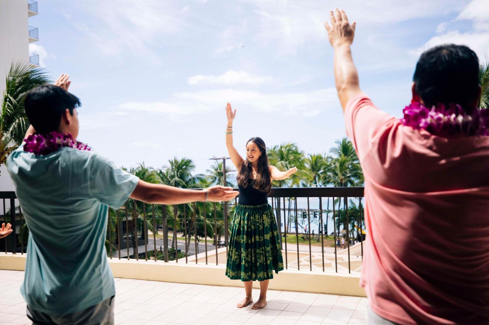 Aston Waikiki Beach Tower Honolulu Eksteriør bilde Hula dancers at the Hilton Waikiki