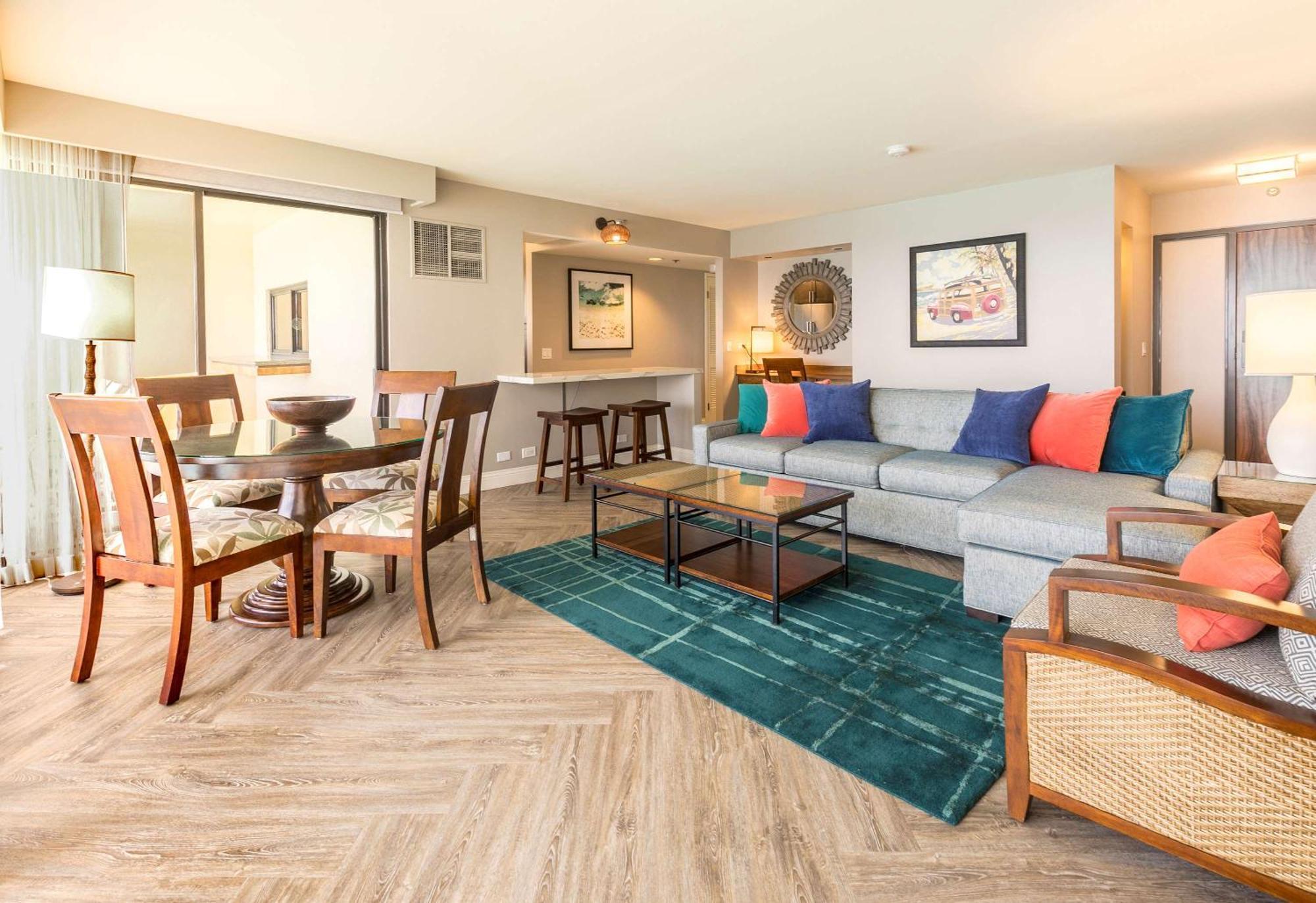 Aston Waikiki Beach Tower Honolulu Eksteriør bilde A living room at the Hilton Waikoloa Village