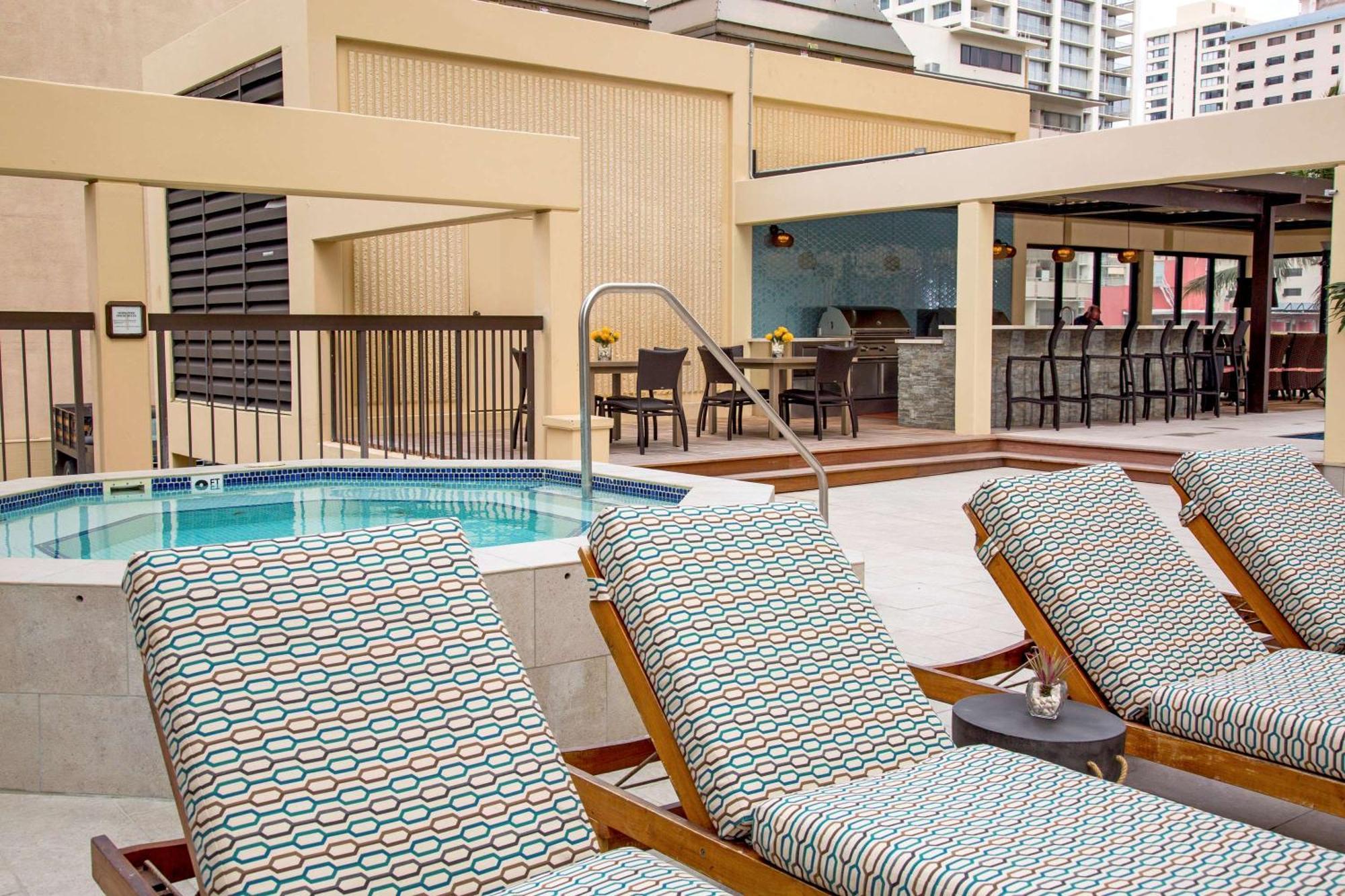 Aston Waikiki Beach Tower Honolulu Eksteriør bilde The rooftop pool at the Hilton San Francisco