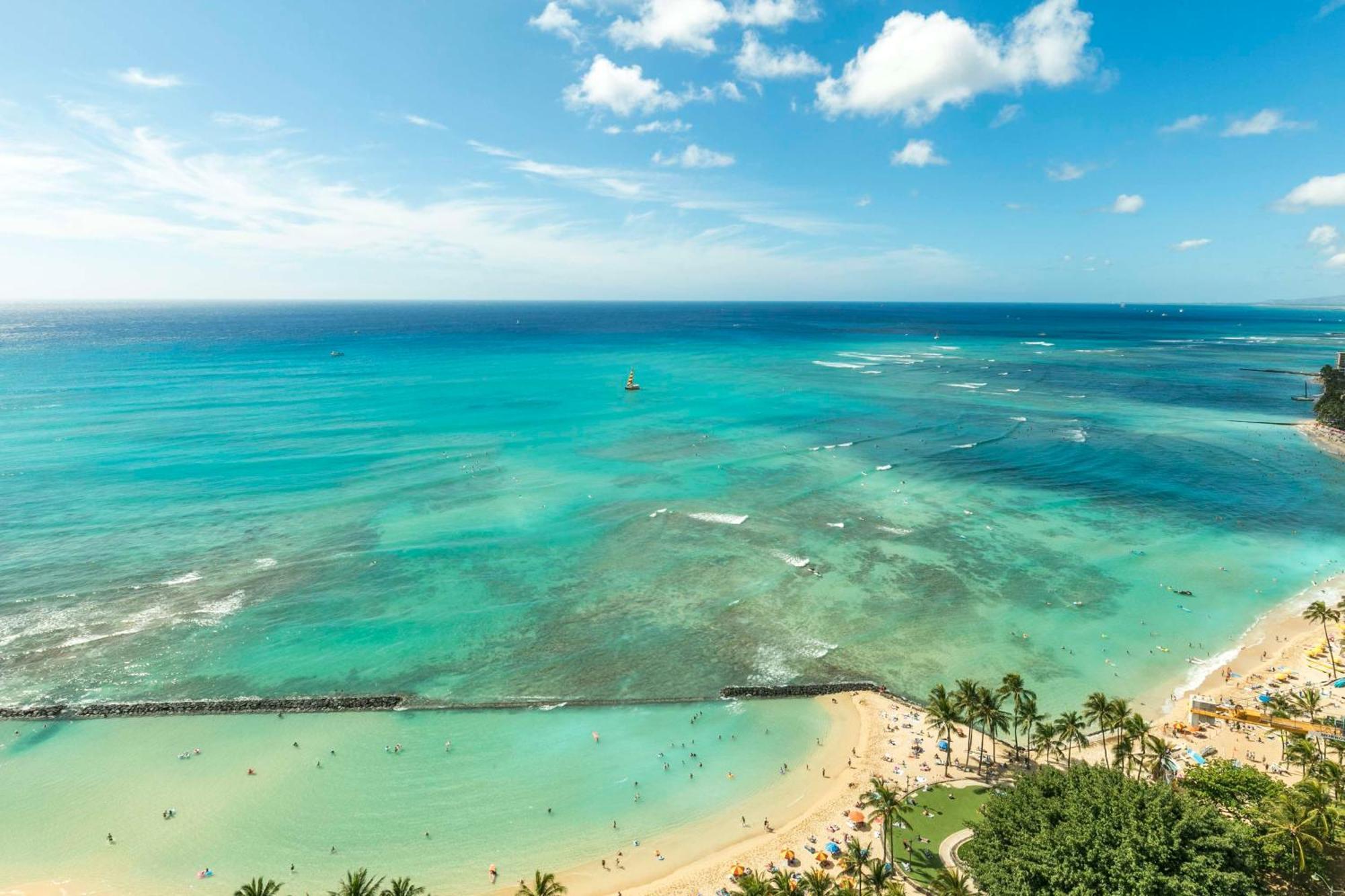 Aston Waikiki Beach Tower Honolulu Eksteriør bilde View of the reef from Diamond Head