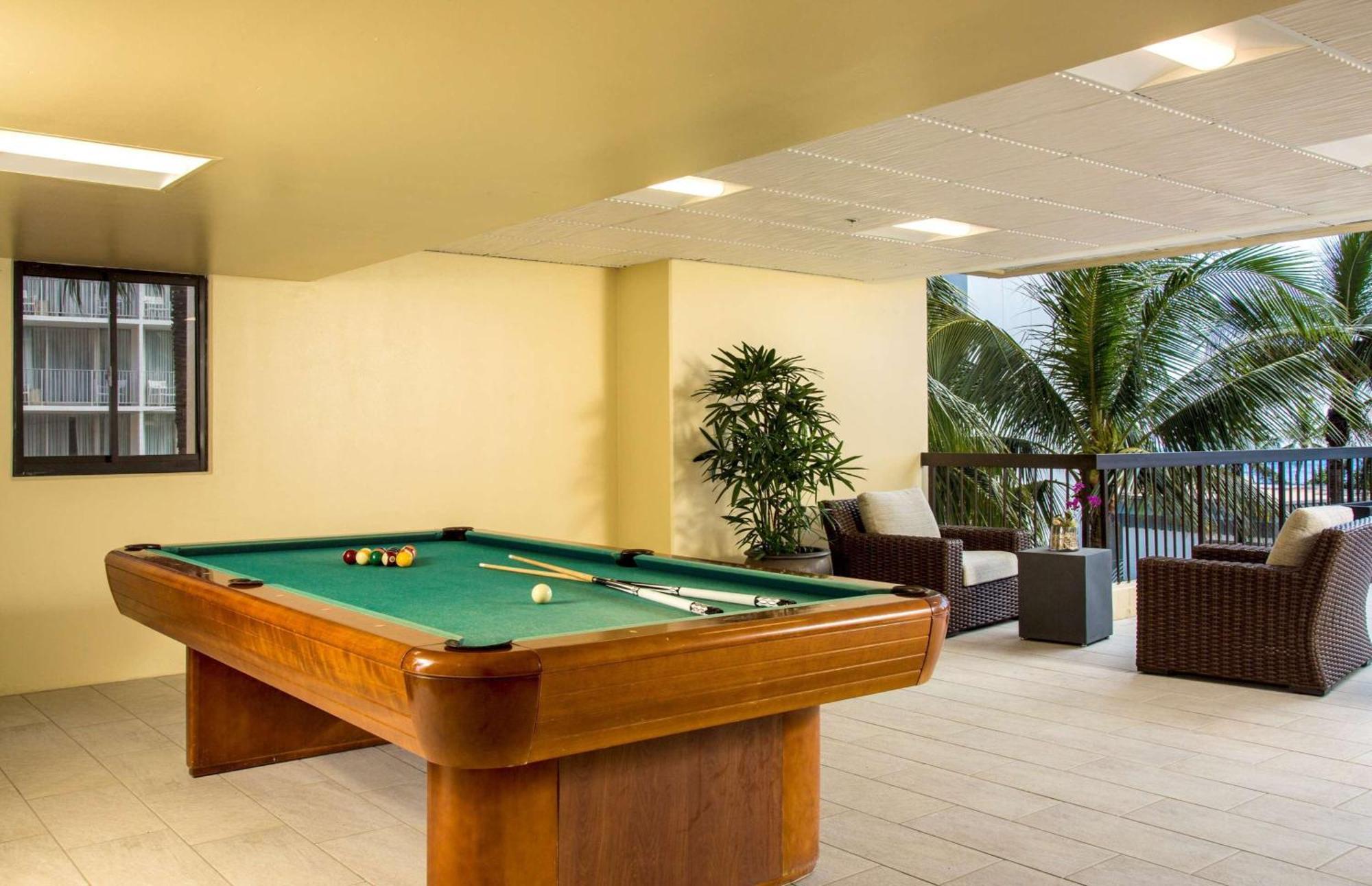 Aston Waikiki Beach Tower Honolulu Eksteriør bilde A pool table