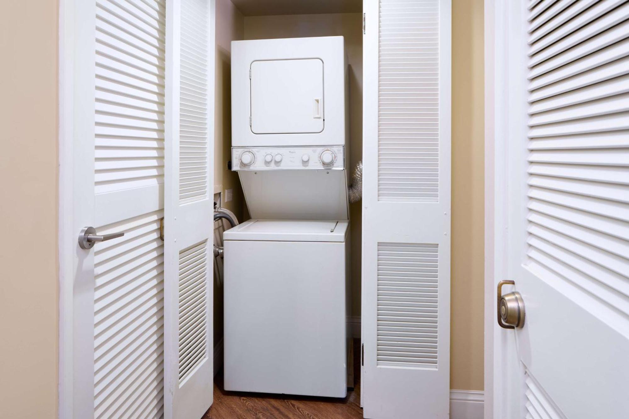 Aston Waikiki Beach Tower Honolulu Eksteriør bilde A stackable washer and dryer