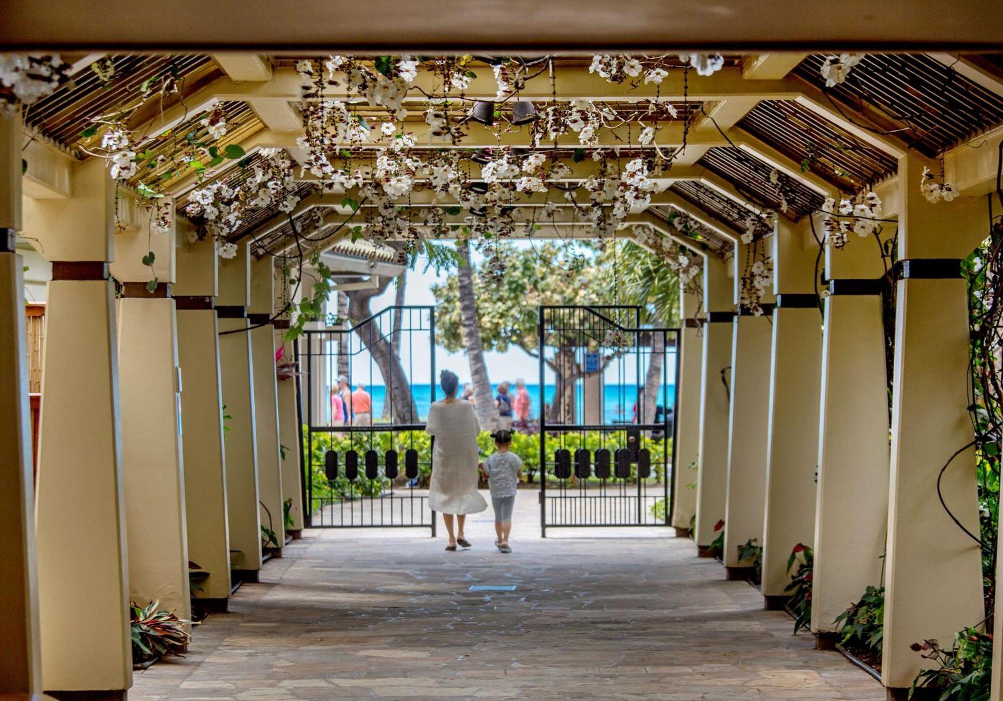 Aston Waikiki Beach Tower Honolulu Eksteriør bilde The entrance to the Moana Surfrider