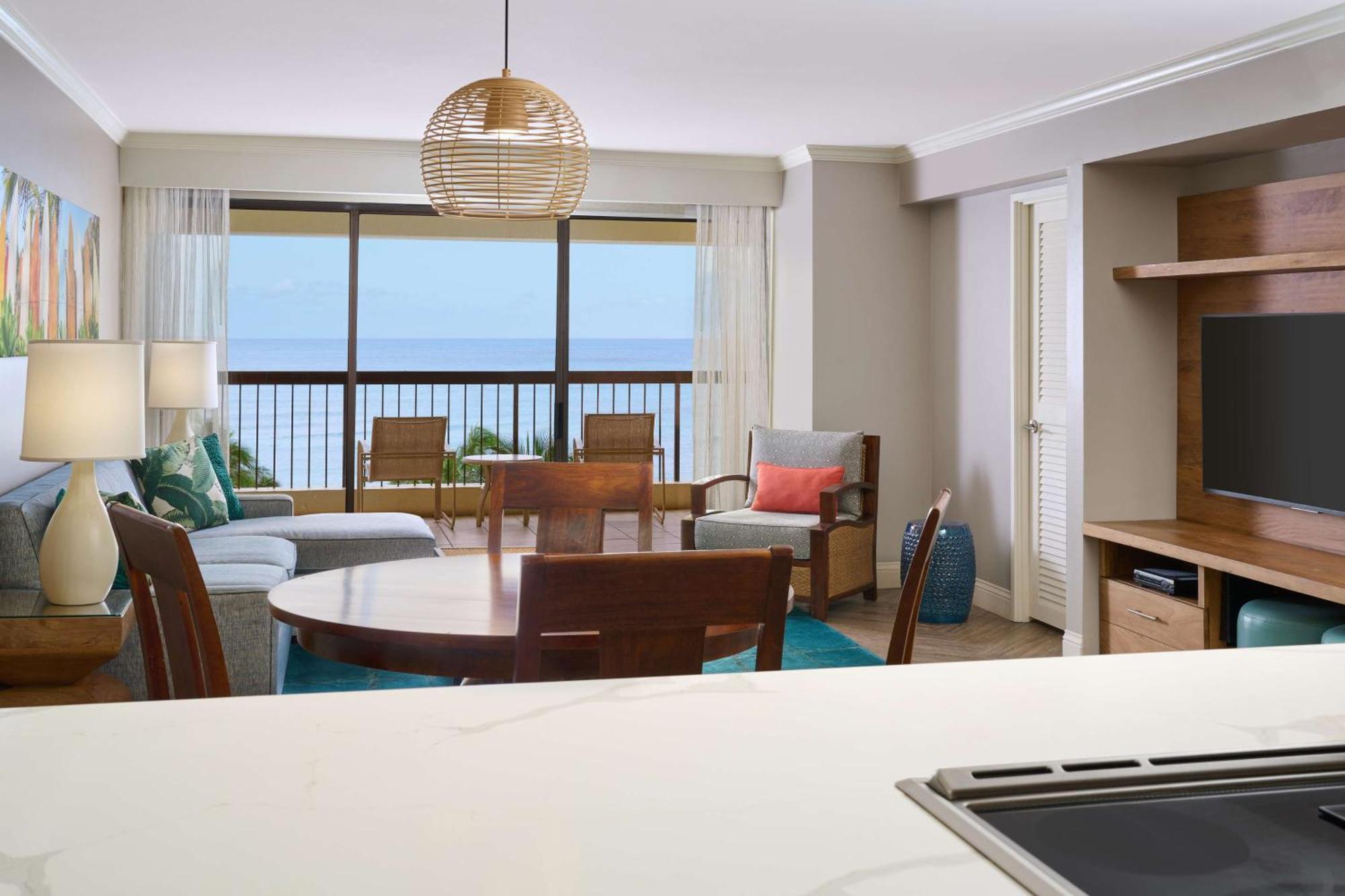 Aston Waikiki Beach Tower Honolulu Eksteriør bilde A living room at the Hilton Waikoloa Village