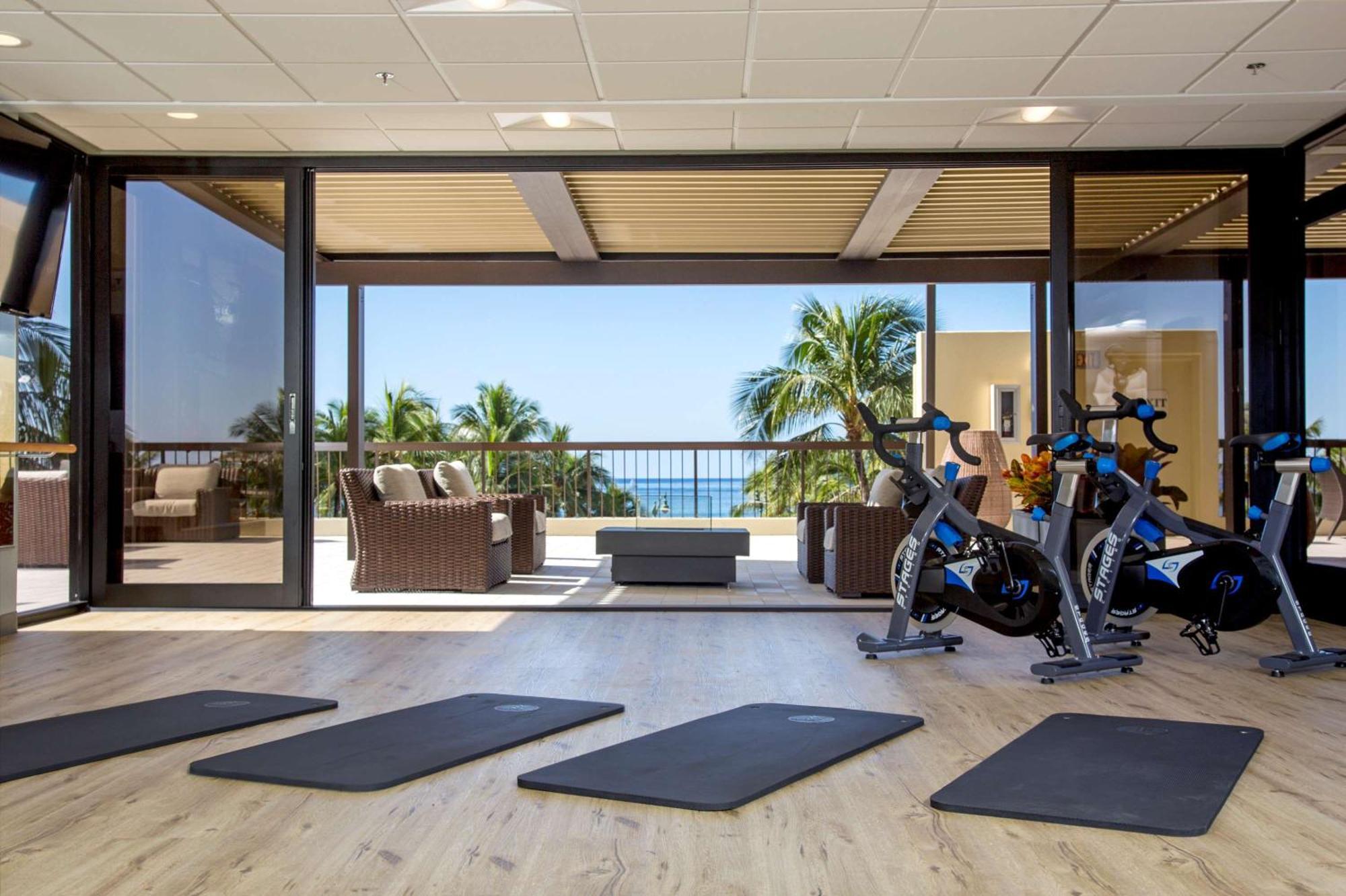 Aston Waikiki Beach Tower Honolulu Eksteriør bilde The gym at the Four Seasons Resort