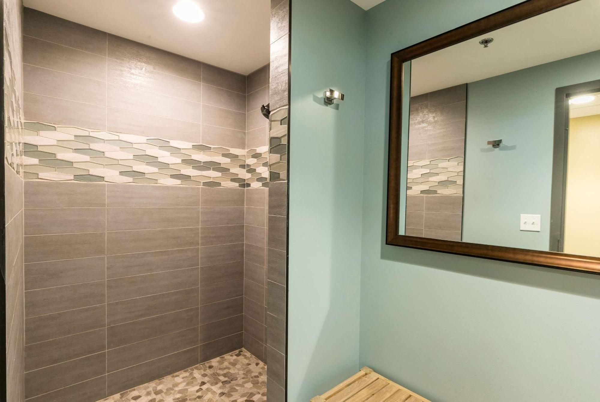 Aston Waikiki Beach Tower Honolulu Eksteriør bilde A walk-in shower