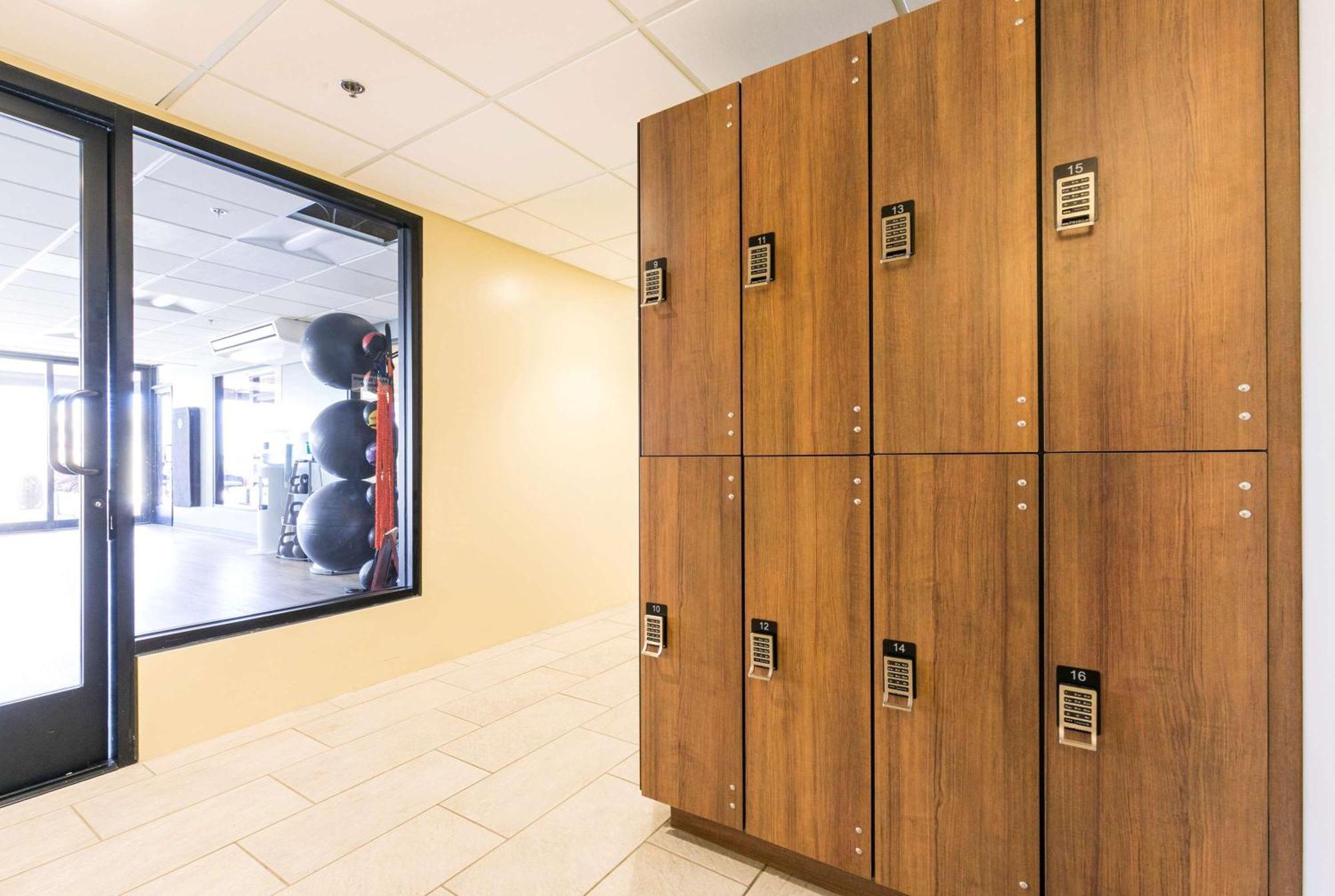 Aston Waikiki Beach Tower Honolulu Eksteriør bilde Wood lockers