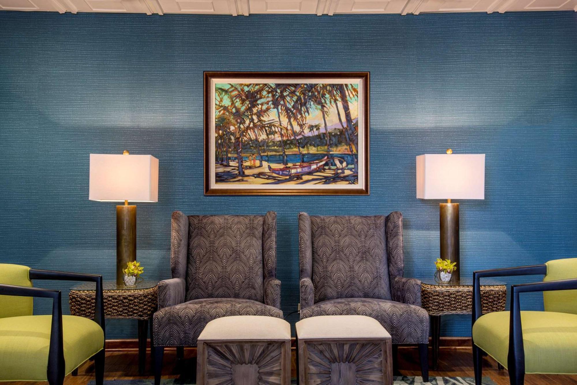 Aston Waikiki Beach Tower Honolulu Eksteriør bilde The interior of the lobby at the Inn at Palmetto Cove